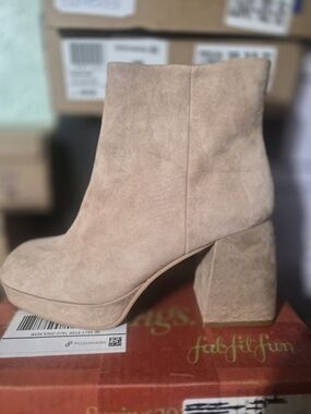Women's Suede Platform Ankle Bootie in Taupe